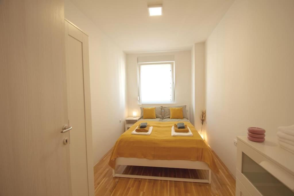 White Fields-Central 2-Bdrm Apartment With Parking نوفي ساد المظهر الخارجي الصورة
