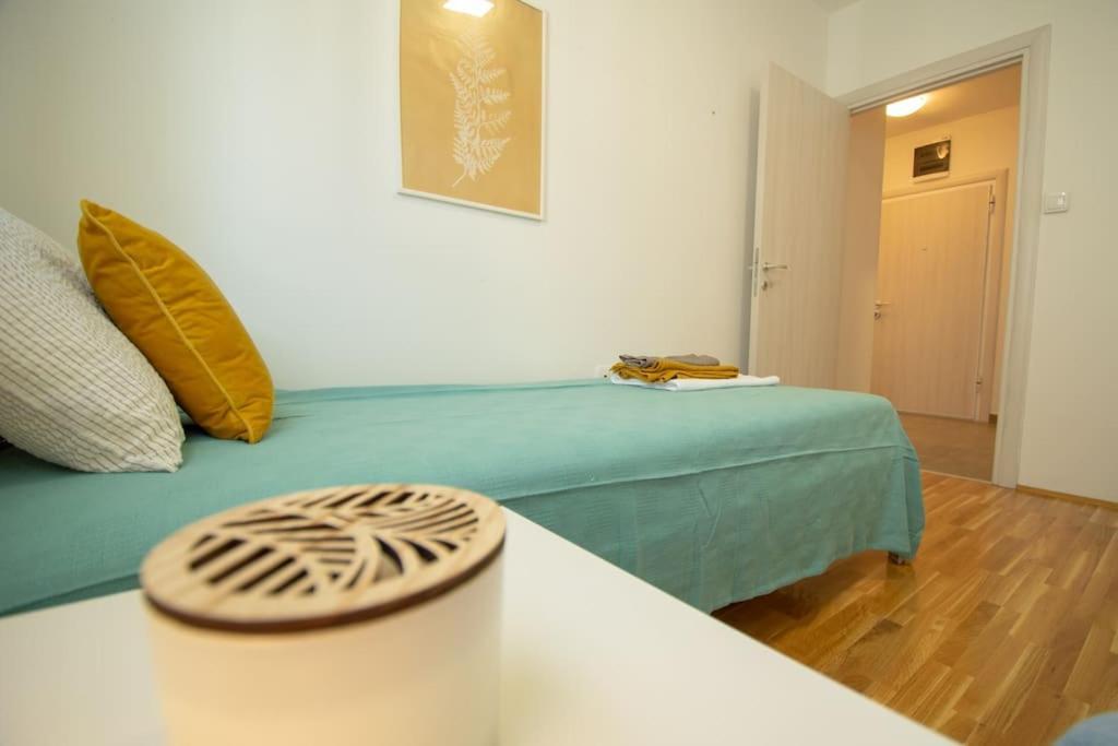 White Fields-Central 2-Bdrm Apartment With Parking نوفي ساد المظهر الخارجي الصورة